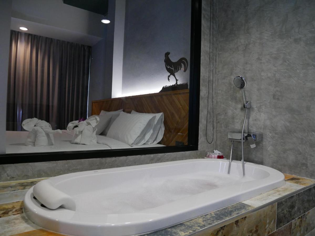 Ou Hotel Фитсанулок Екстериор снимка