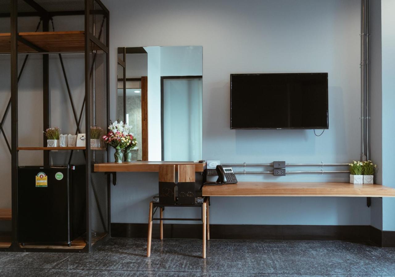 Ou Hotel Фитсанулок Екстериор снимка