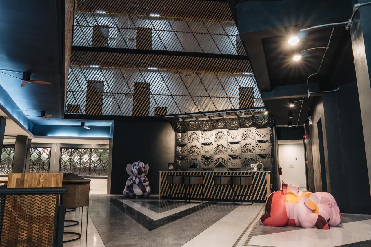 Ou Hotel Фитсанулок Екстериор снимка