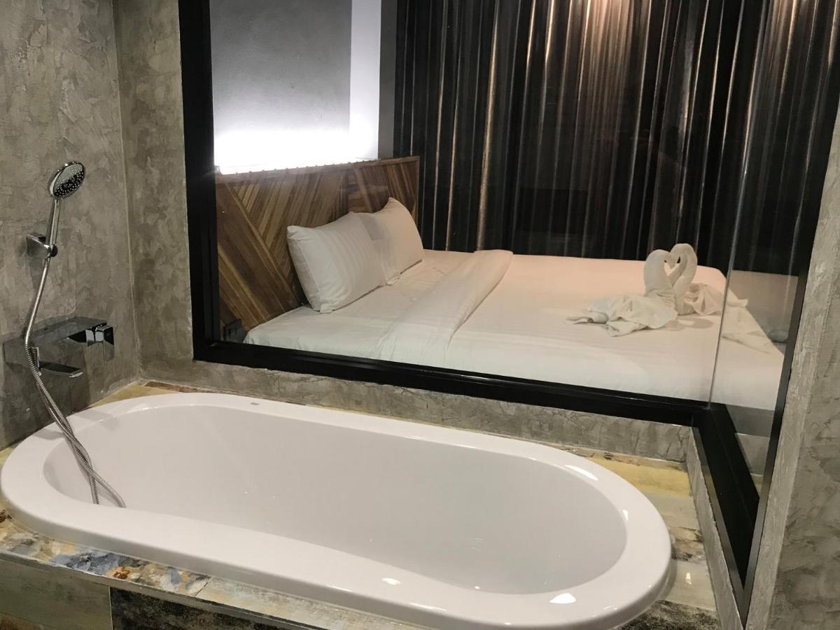 Ou Hotel Фитсанулок Екстериор снимка