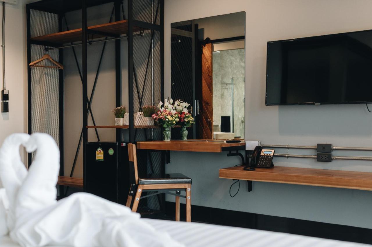 Ou Hotel Фитсанулок Екстериор снимка
