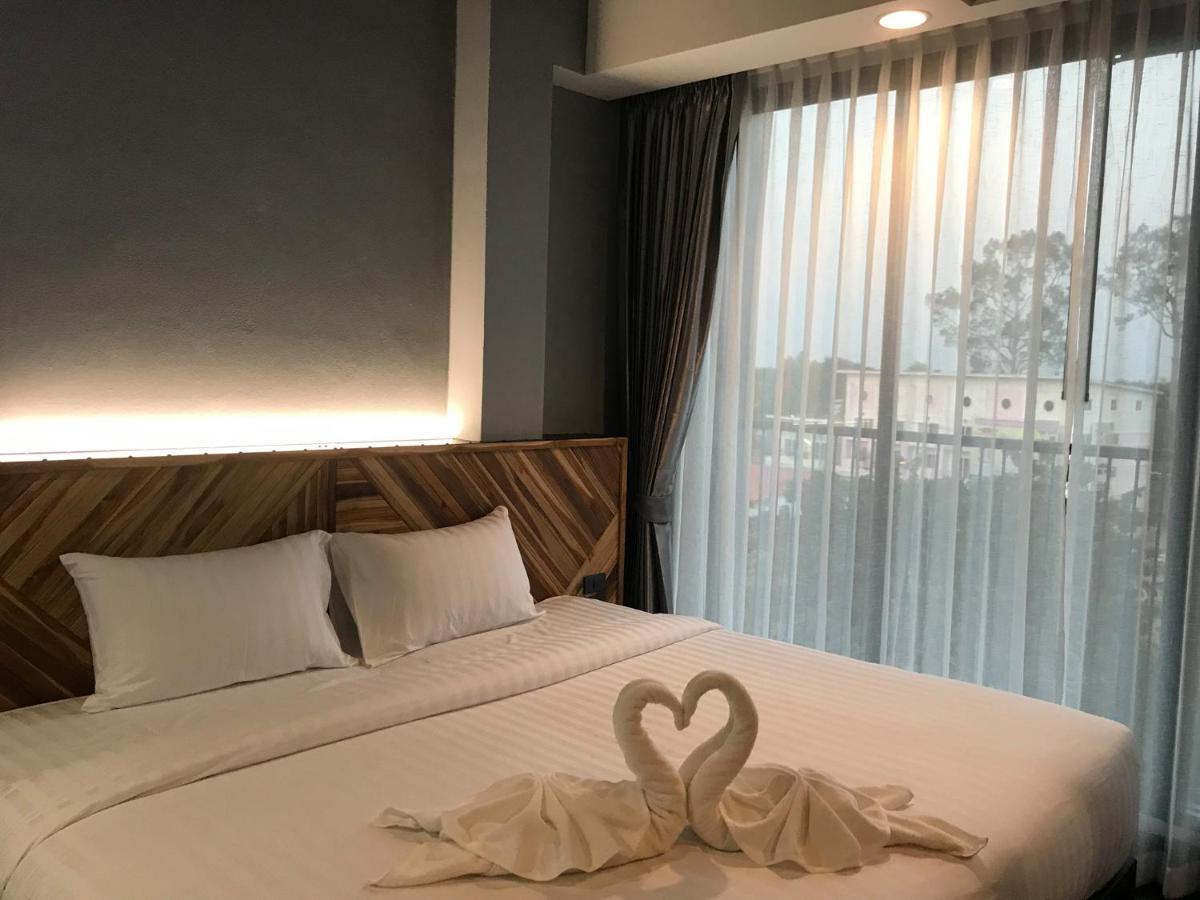 Ou Hotel Фитсанулок Екстериор снимка