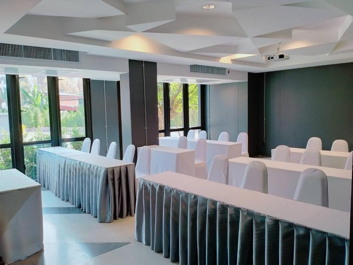 Ou Hotel Фитсанулок Екстериор снимка