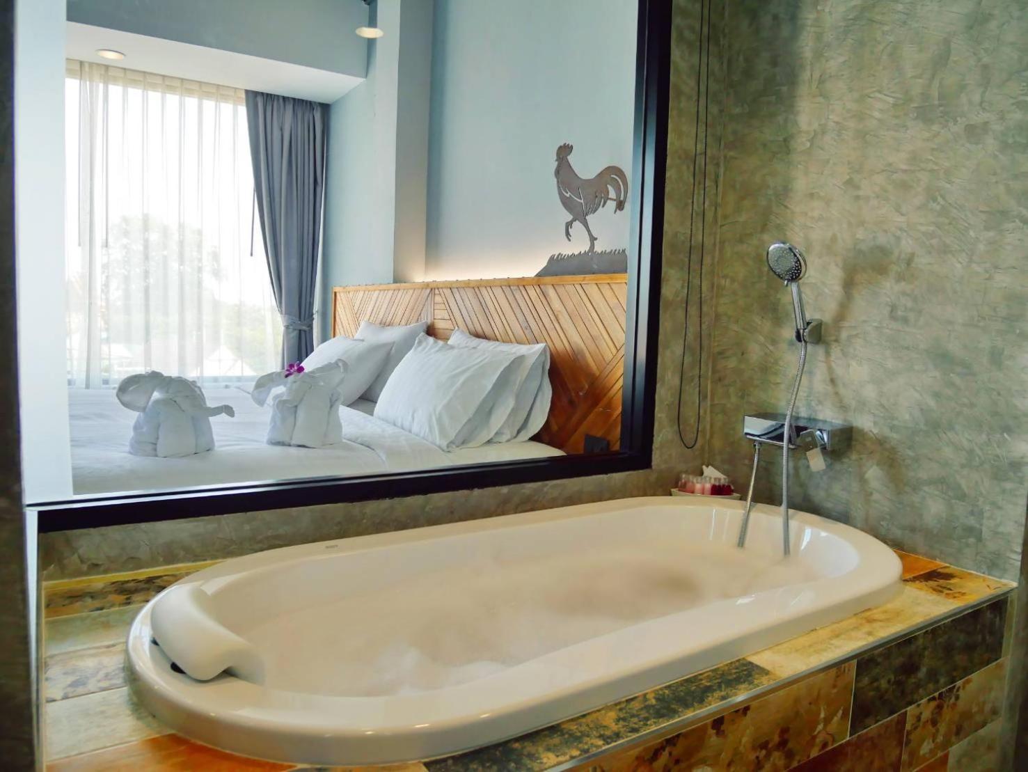 Ou Hotel Фитсанулок Екстериор снимка