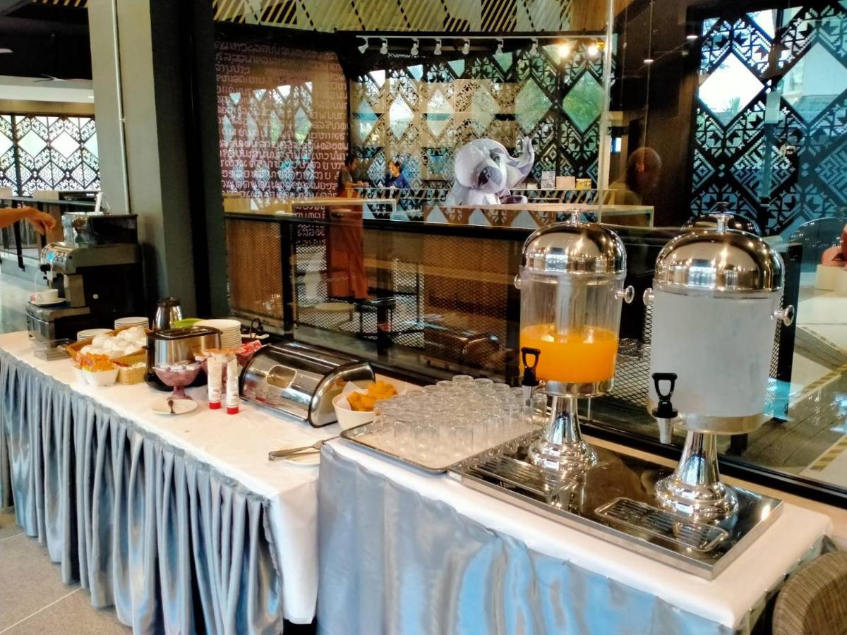 Ou Hotel Фитсанулок Екстериор снимка