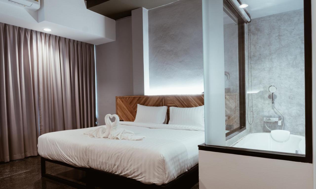 Ou Hotel Фитсанулок Екстериор снимка